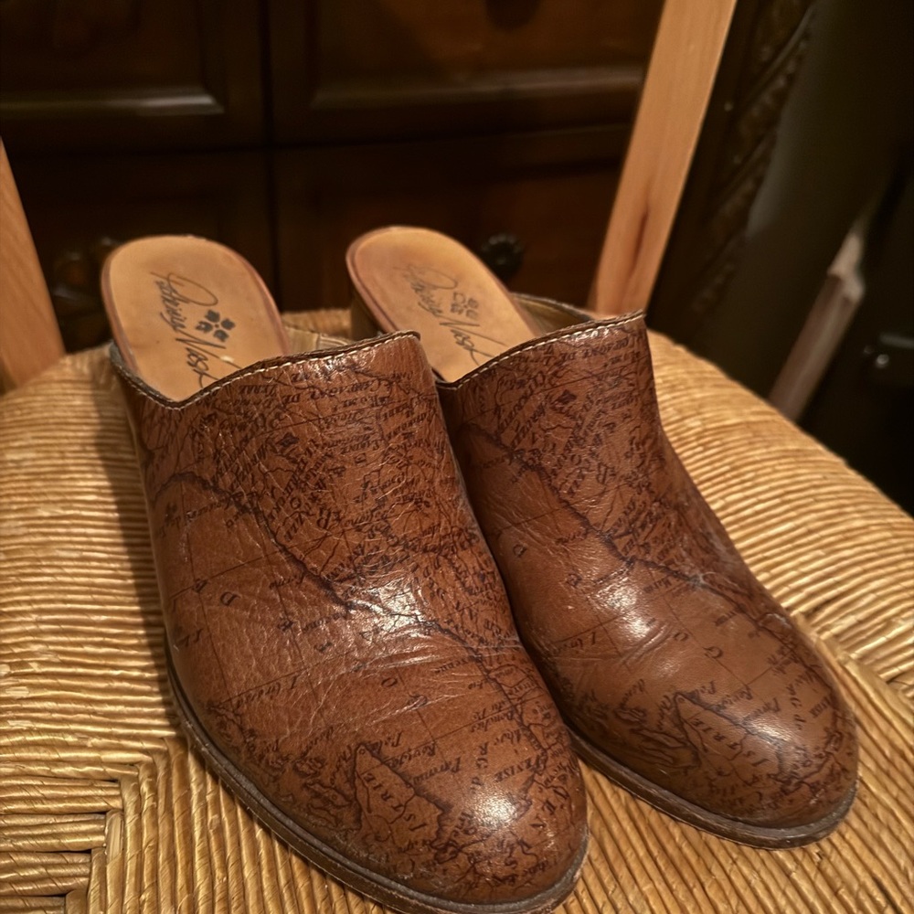 Patricia Nash Signature World Map Brown Soft Leather Mules 9 1/2